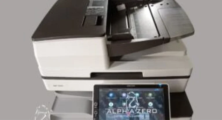 impresora ricoh mp5055 con logo de alpha zero en la pantalla